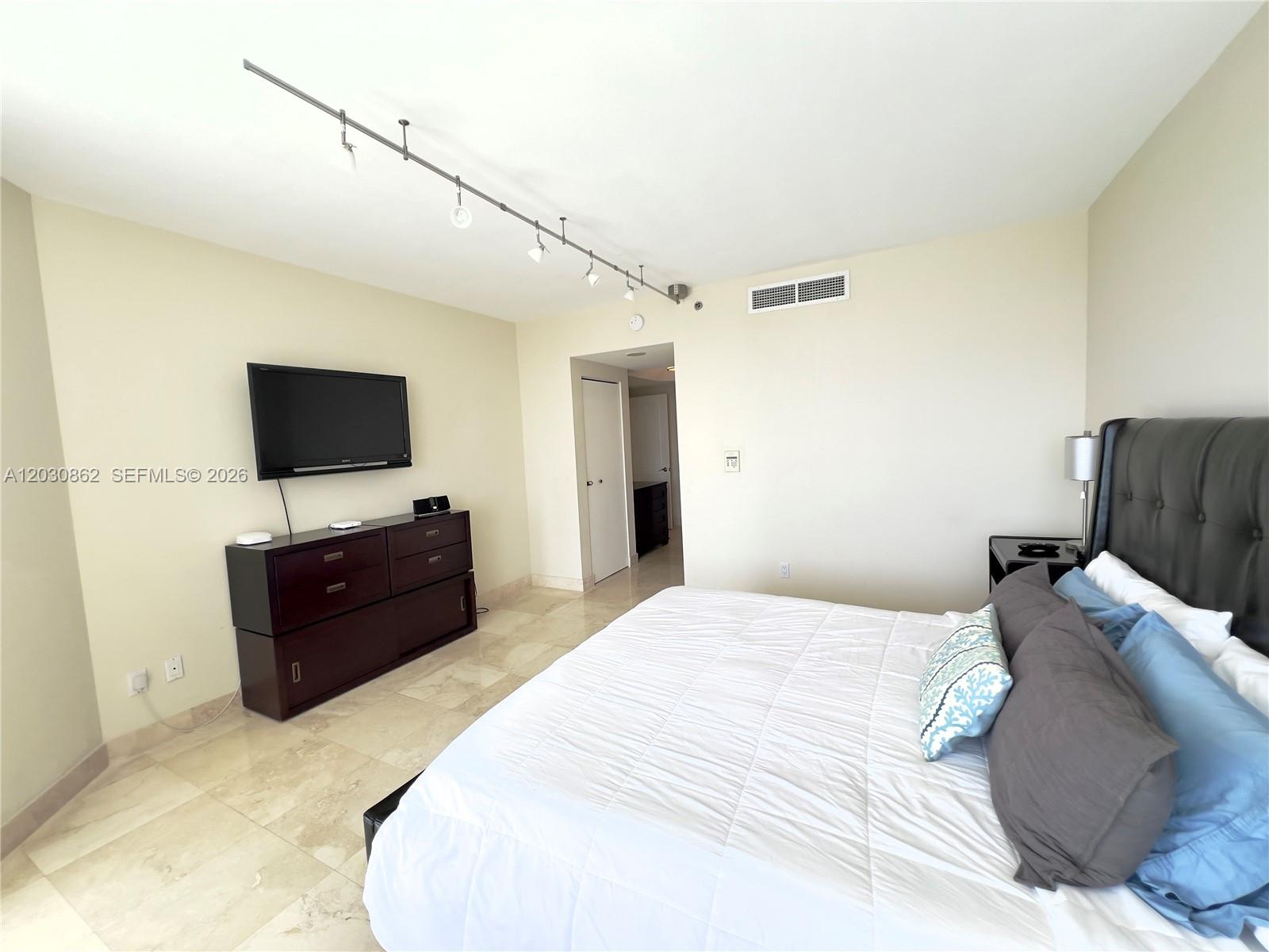 7000 Island Boulevard 2403 Property Photo 21