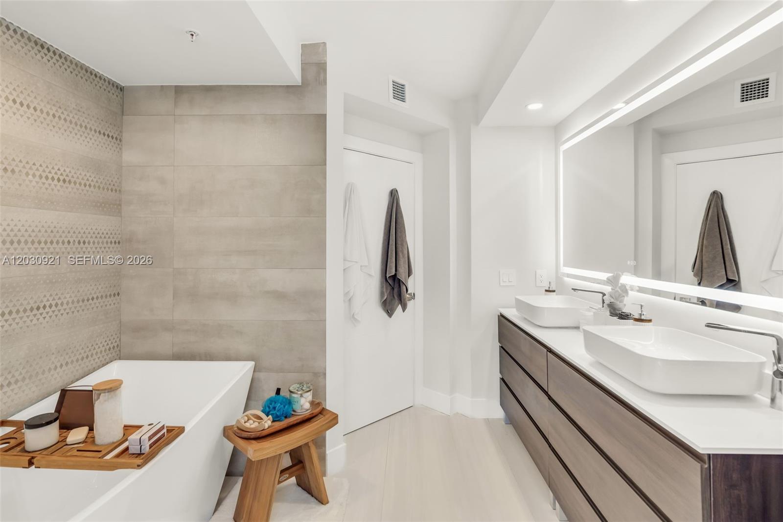 1500 Ocean Drive 707 Property Photo 23