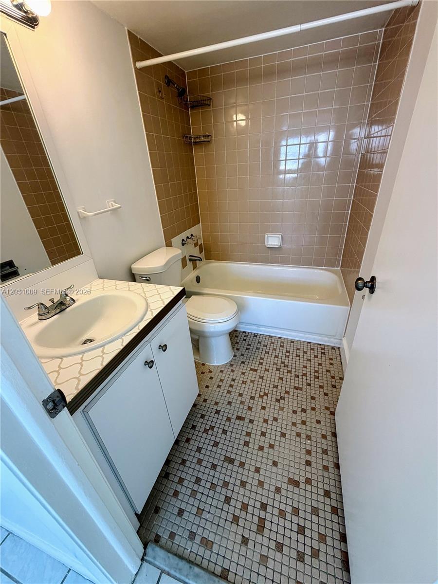 2001 Bay Drive 401 Property Photo 2