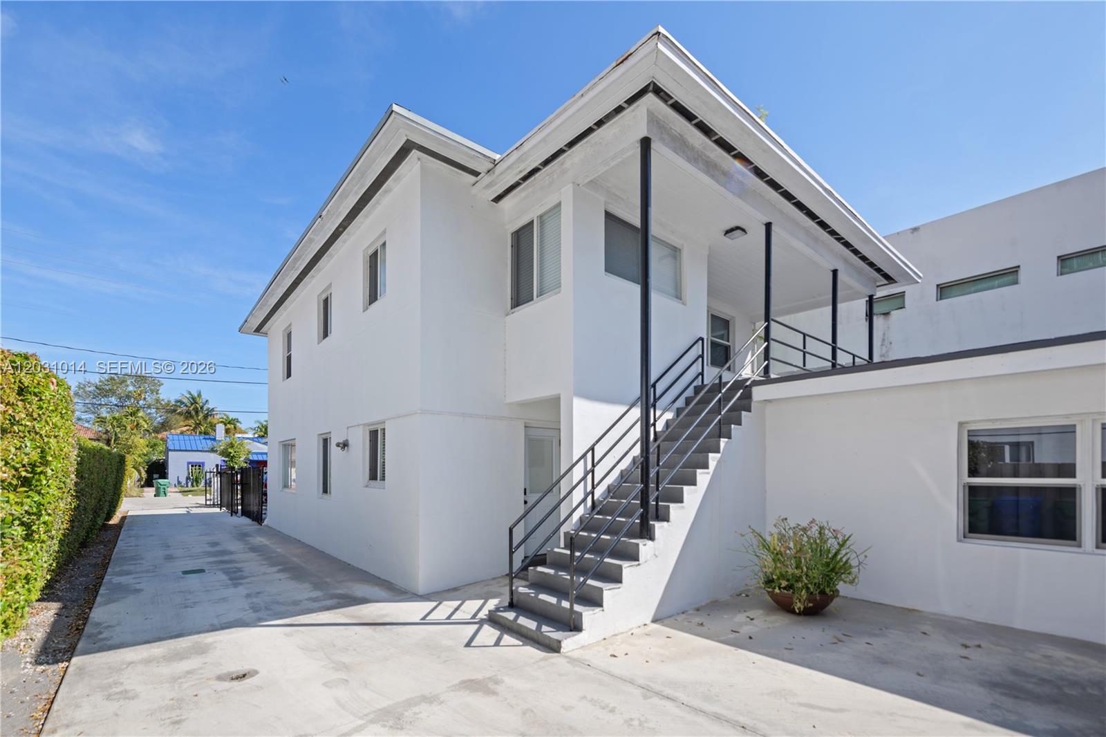 2240 Sw 16th Court U Property Photo 3
