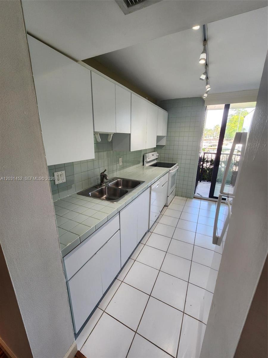 1301 River Reach Drive 106 Property Photo 8