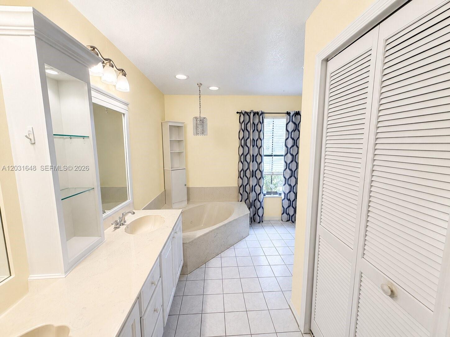 1401 W 56th Square Property Photo 11