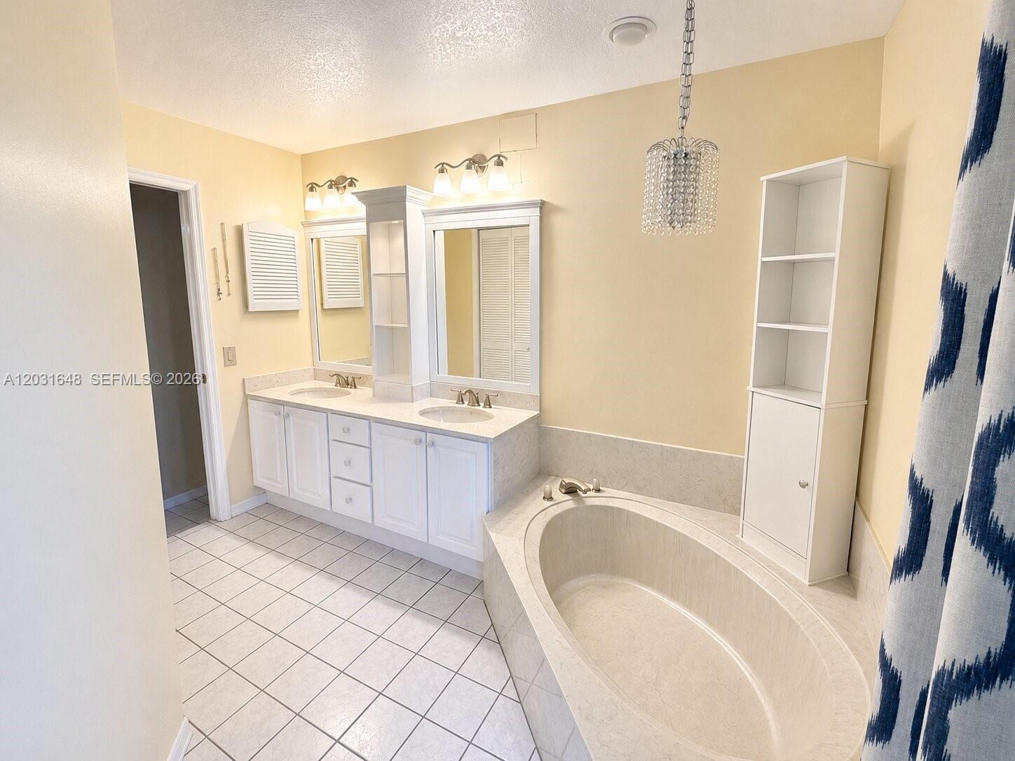 1401 W 56th Square Property Photo 12
