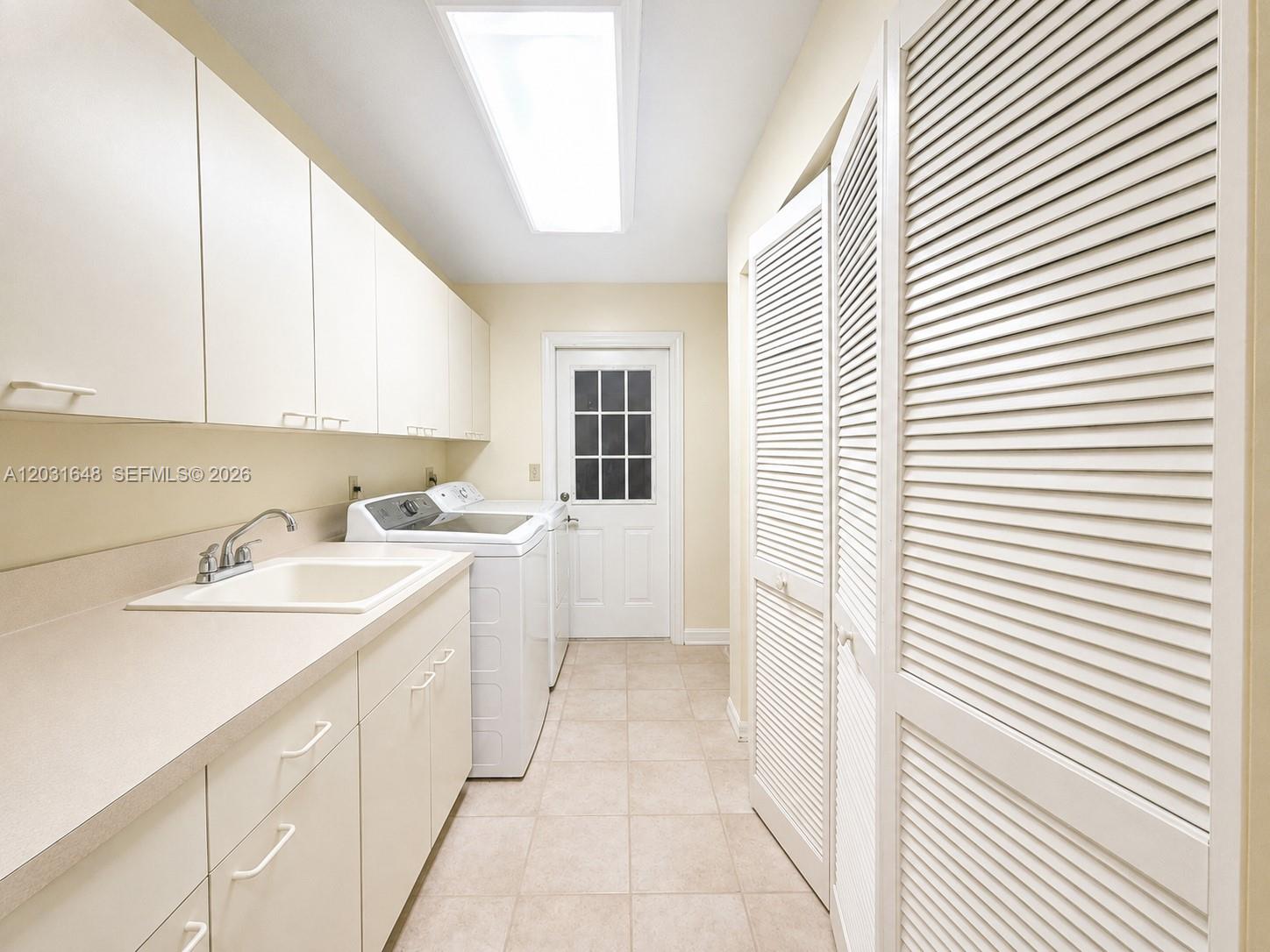 1401 W 56th Square Property Photo 18