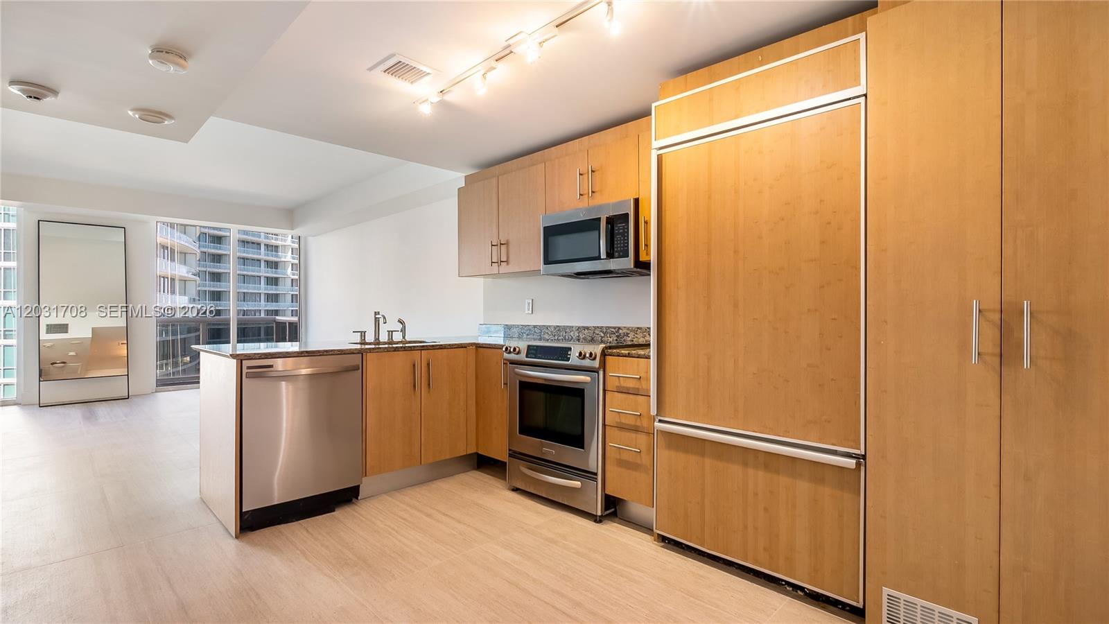 10275 Collins Avenue 905 Property Photo 3