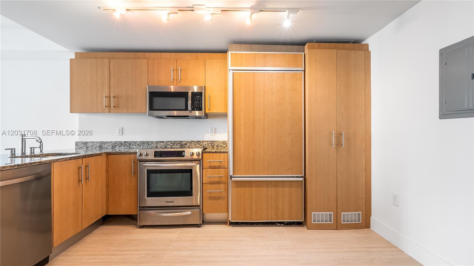 10275 Collins Avenue 905 Property Photo 9
