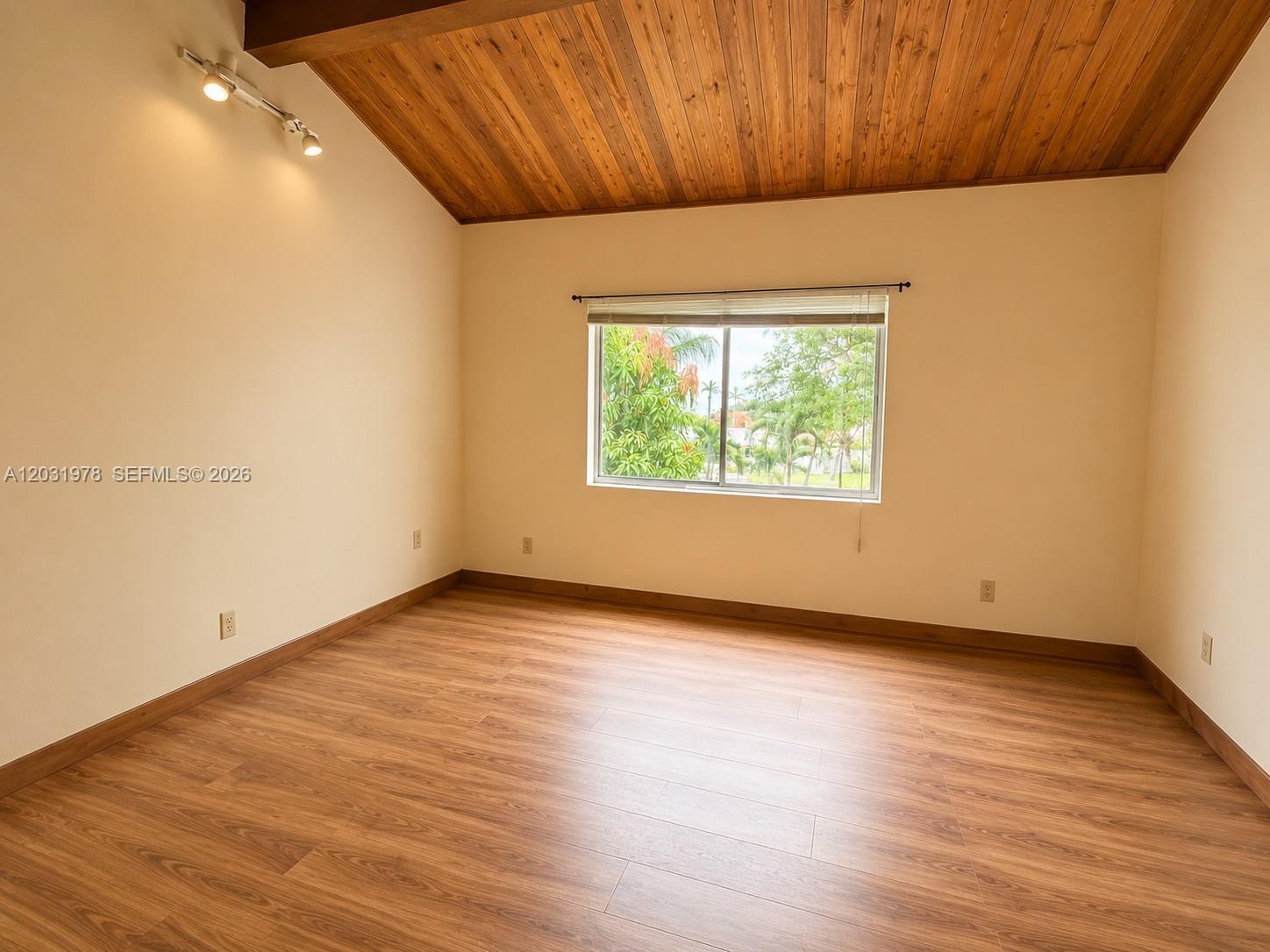 3719 Riverside Drive Property Photo 13