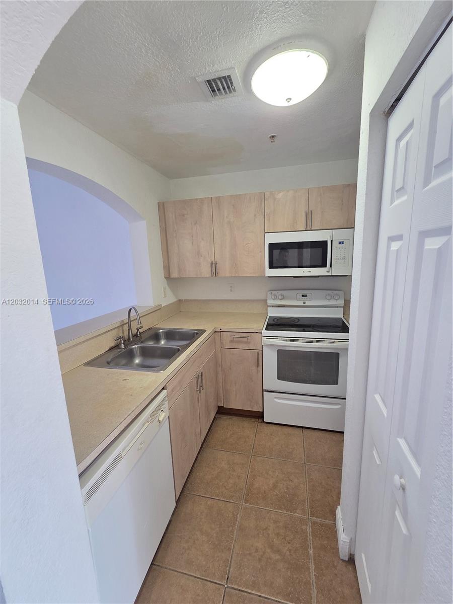 7989 Nw 8th Street 108d Property Photo 5