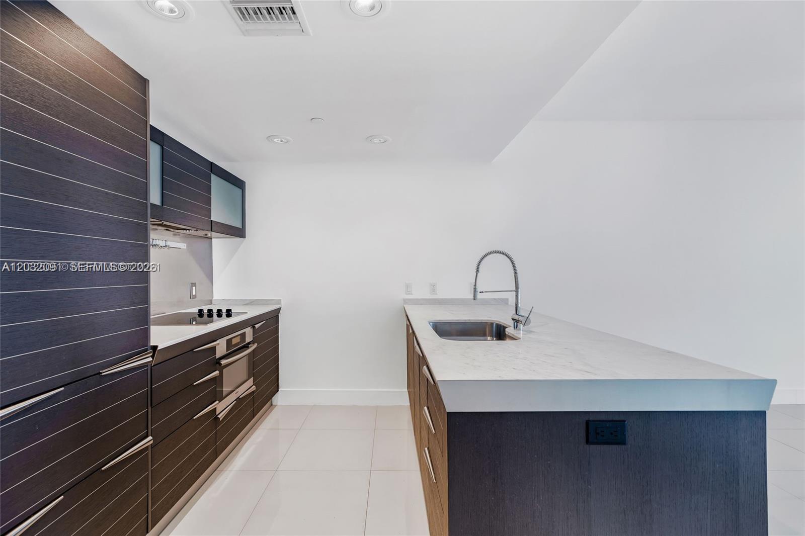 200 Biscayne Boulevard Way 3713 Property Photo 2