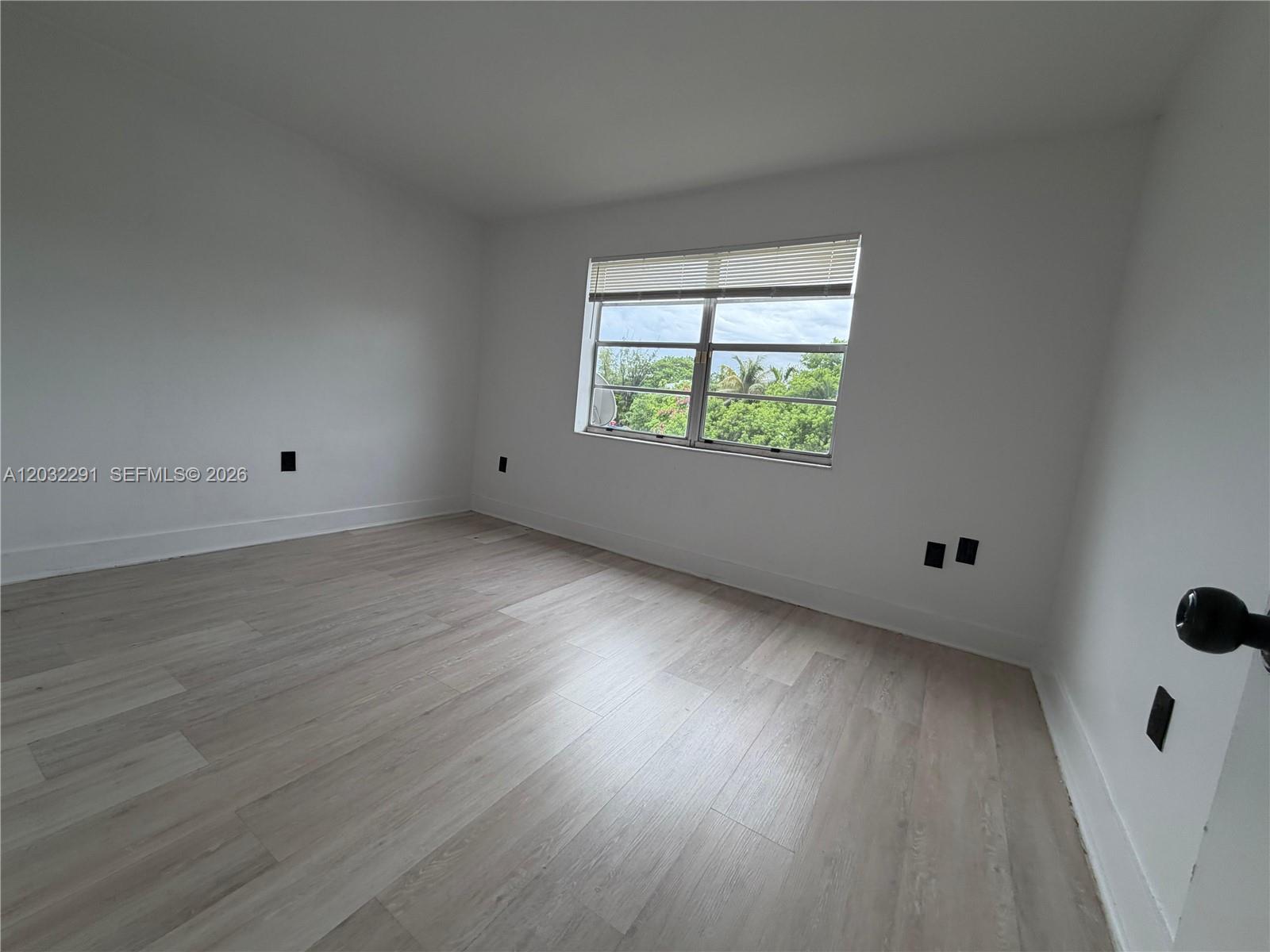 12215 W Dixie Highway 206 Property Photo 6