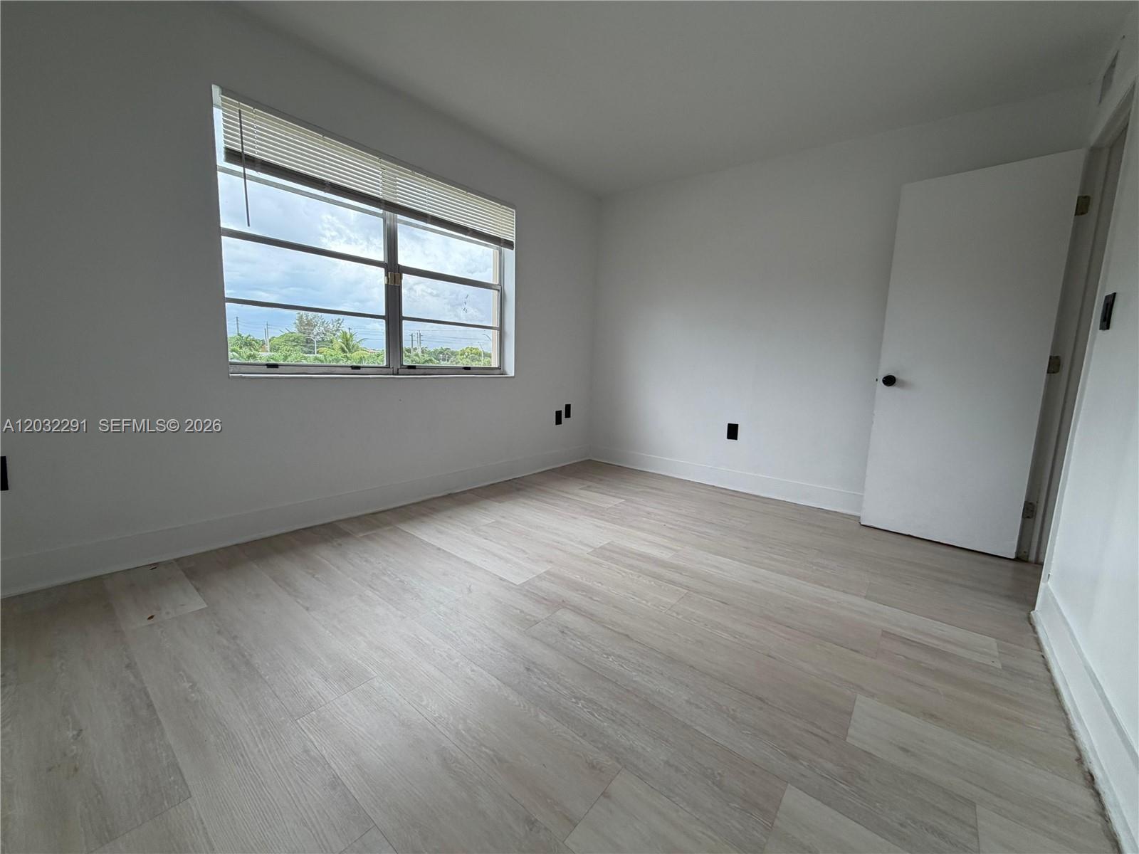 12215 W Dixie Highway 206 Property Photo 7