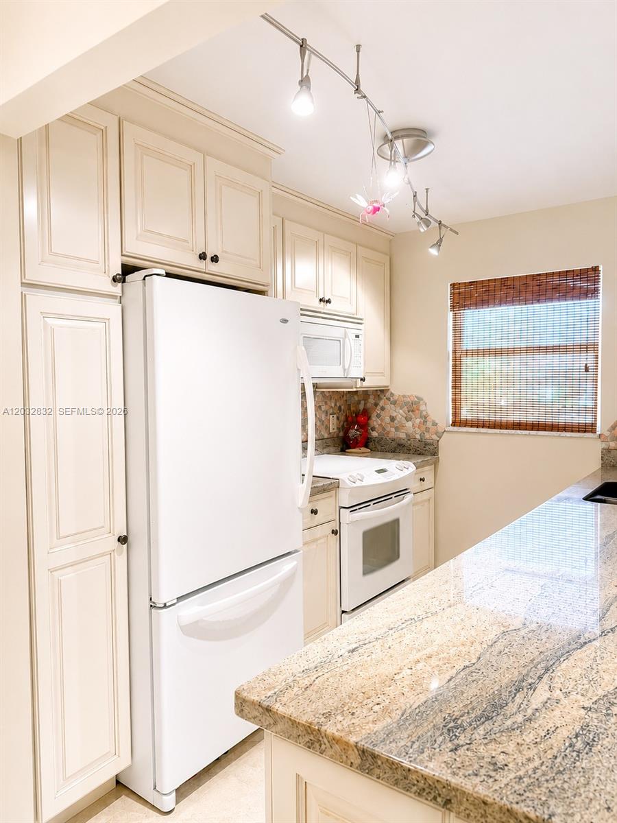 1042 North Drive A Property Photo 5