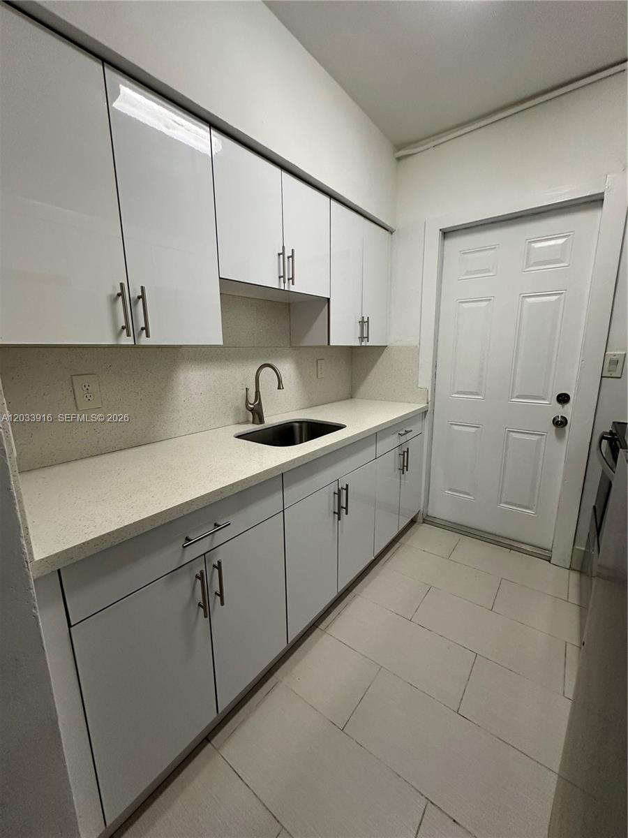 8205 Crespi Boulevard 3 Property Photo 5