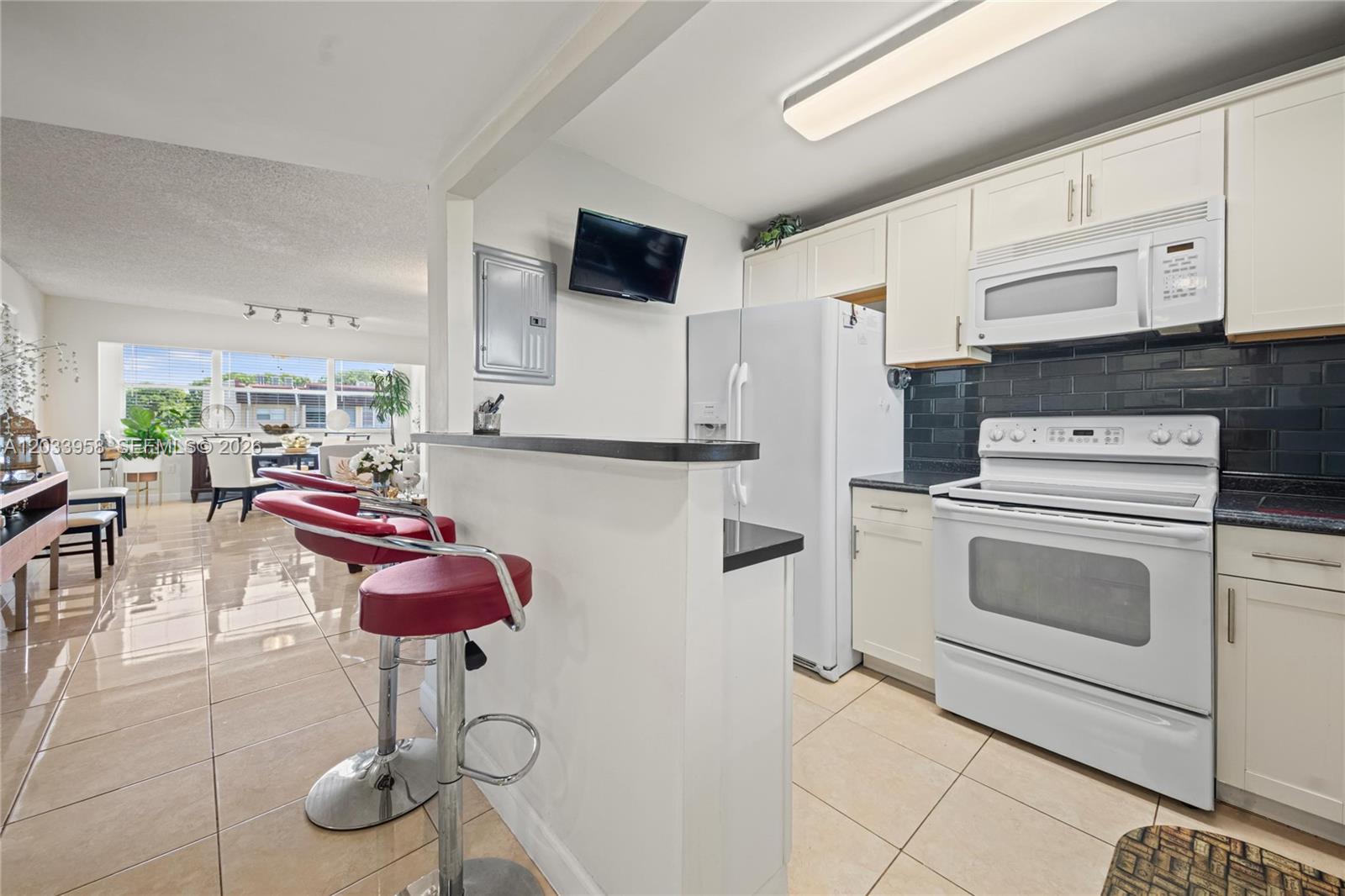 8951 Sunrise Lakes Boulevard 301 Property Photo 2