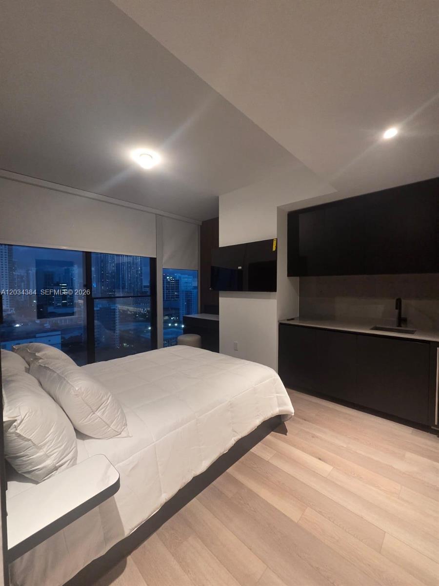 20 Ne 11 2208 Property Photo 3