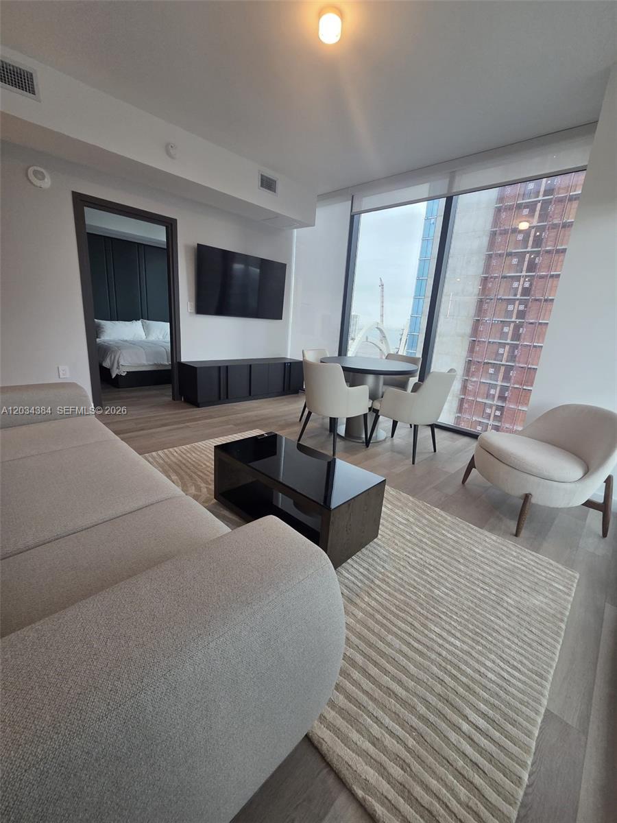 20 Ne 11 2208 Property Photo 13