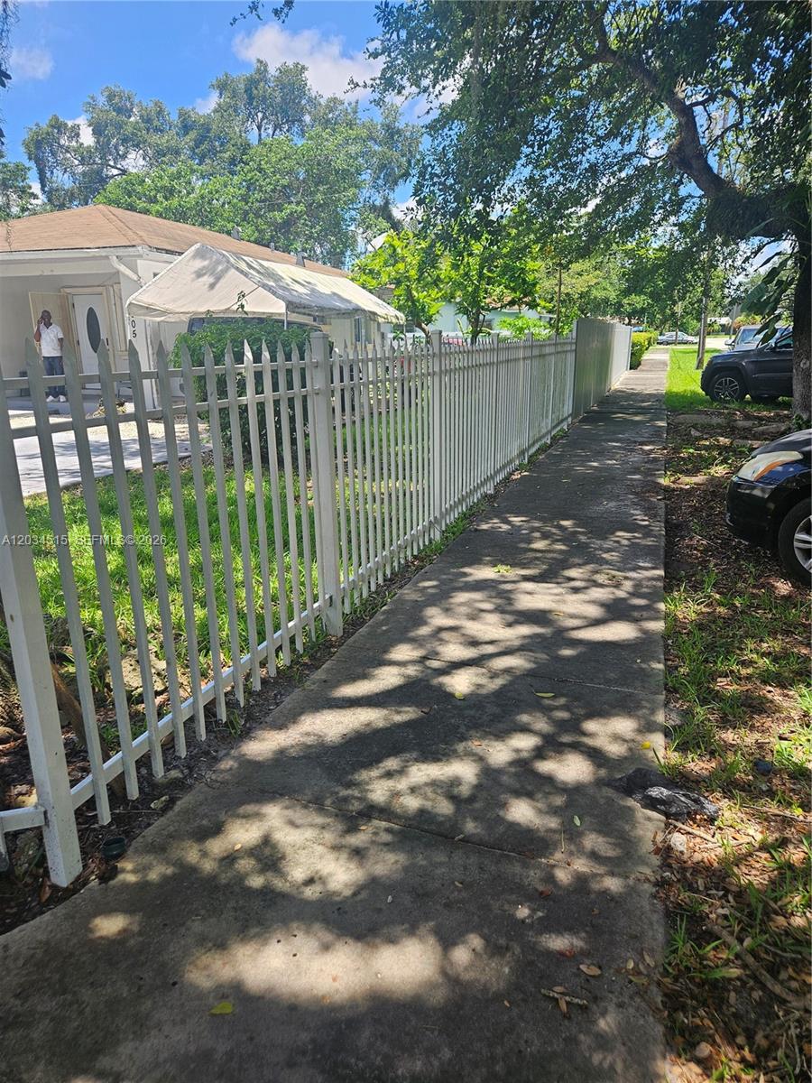 1905 Nw 113th Terrace Property Photo 2