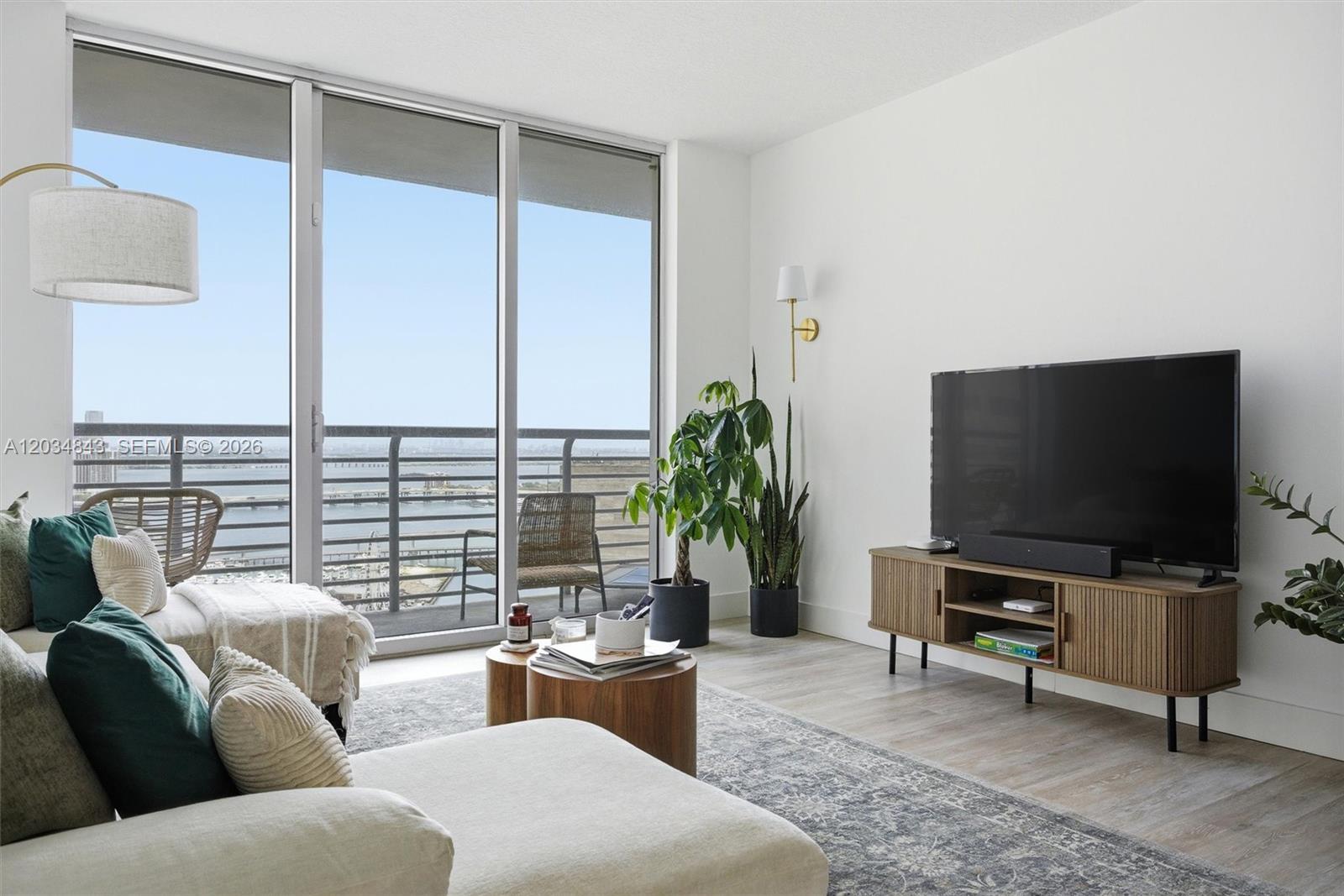 325 S Biscayne Boulevard 4022 Property Photo 3