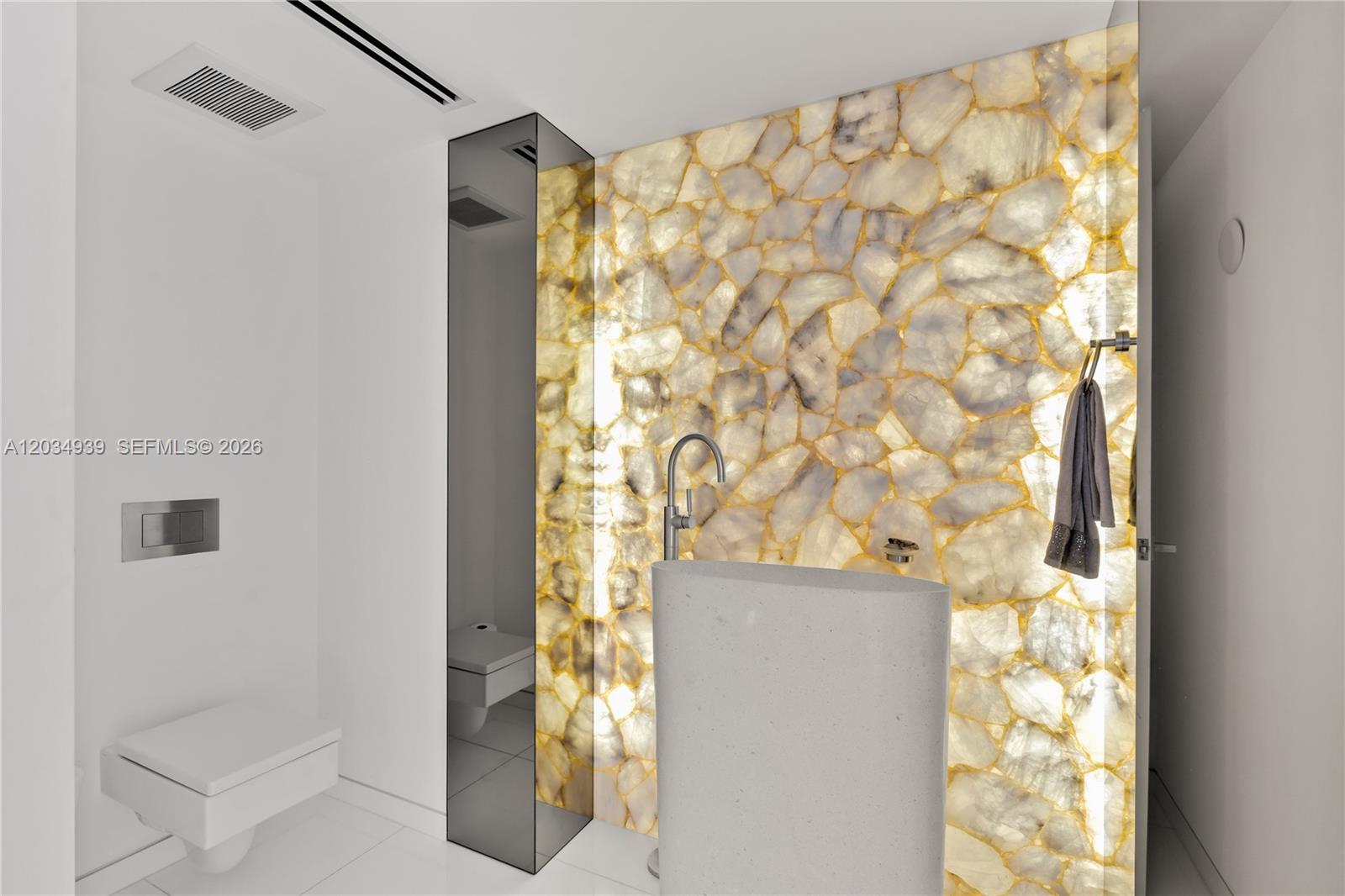 10 Venetian Way Ph04 Property Photo 24