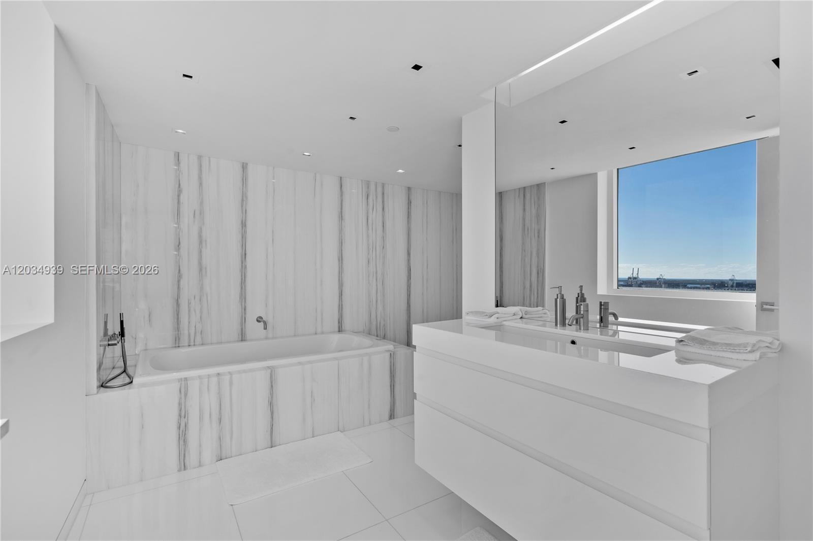 10 Venetian Way Ph04 Property Photo 27