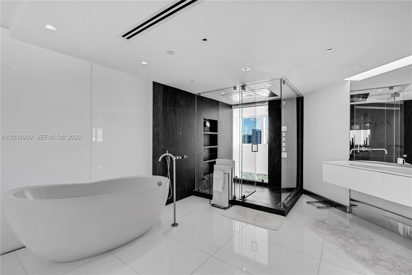 10 Venetian Way Ph04 Property Photo 37