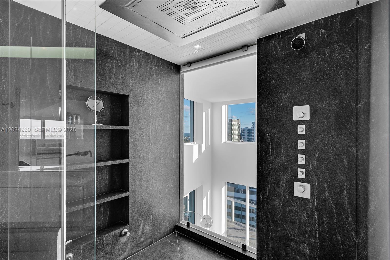 10 Venetian Way Ph04 Property Photo 38