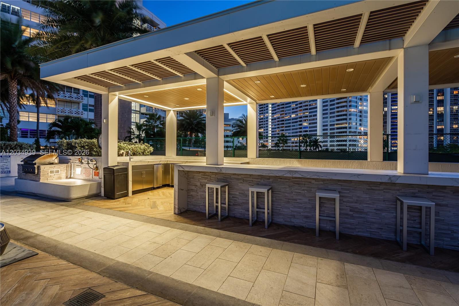 10 Venetian Way Ph04 Property Photo 45