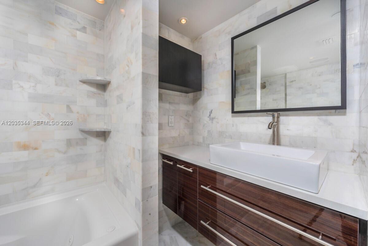 400 S Pointe Drive 307 Property Photo 14