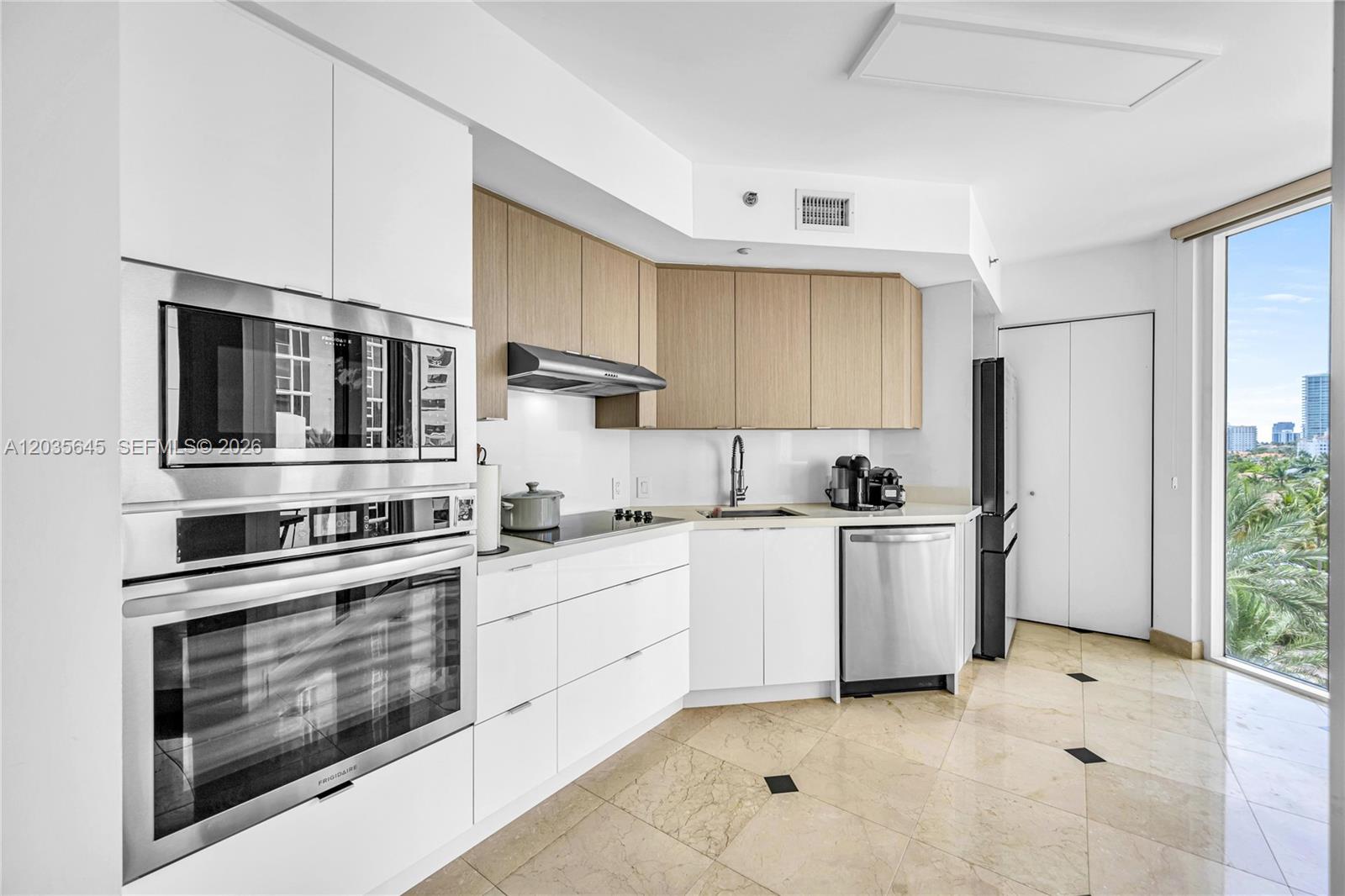 19333 Collins Avenue 709 Property Photo 1