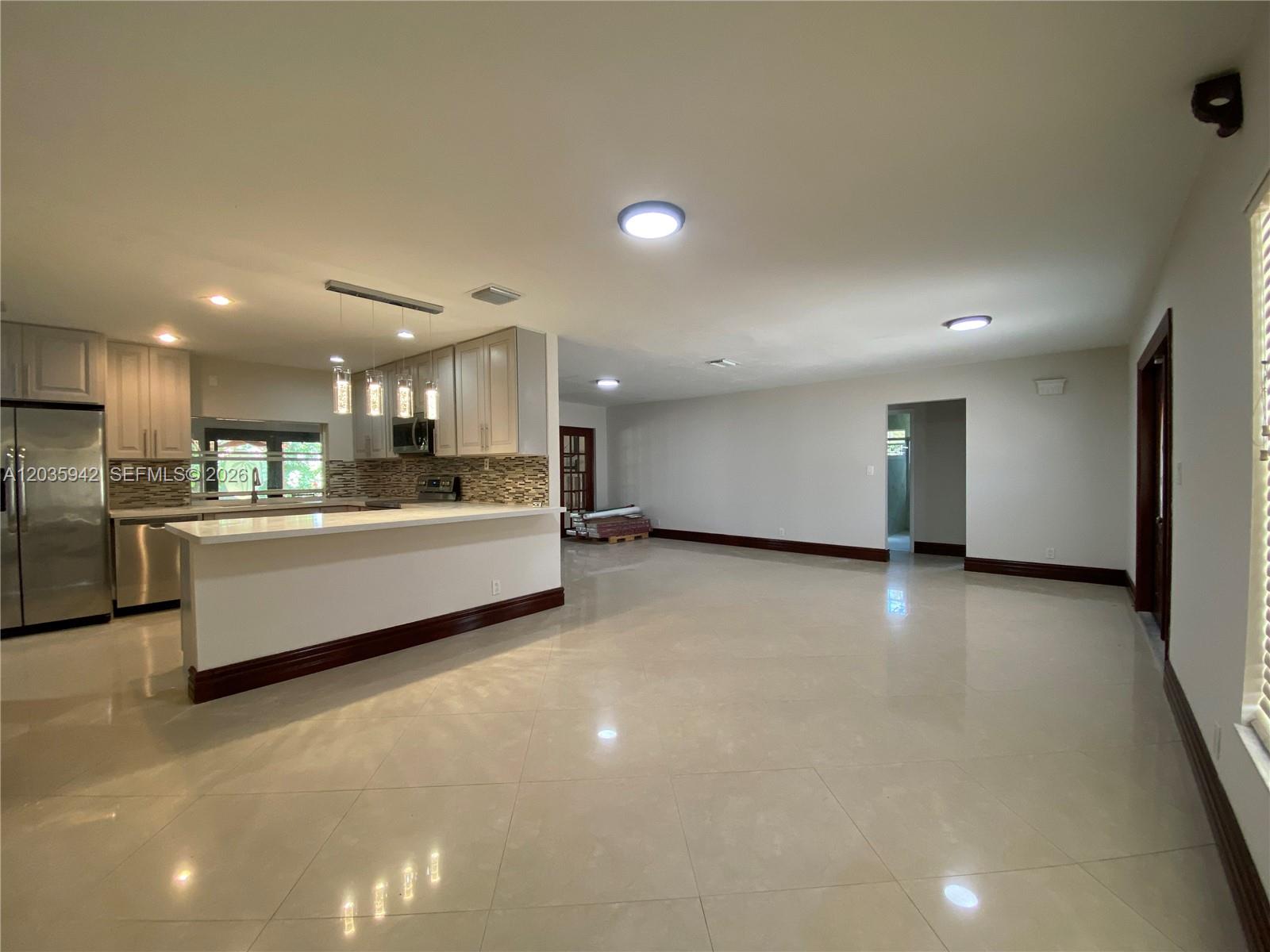490 Bonaventure Boulevard Property Photo 2