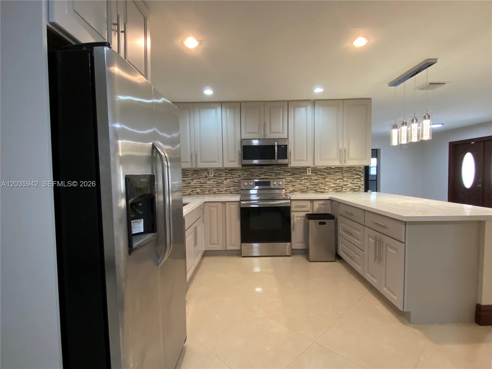 490 Bonaventure Boulevard Property Photo 3