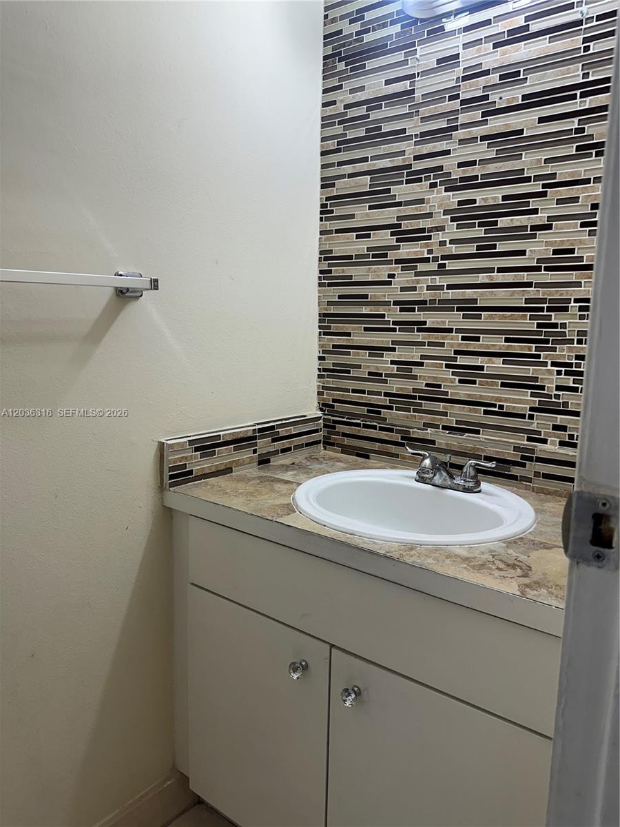 18101 Nw 68th Avenue B201 Property Photo 6