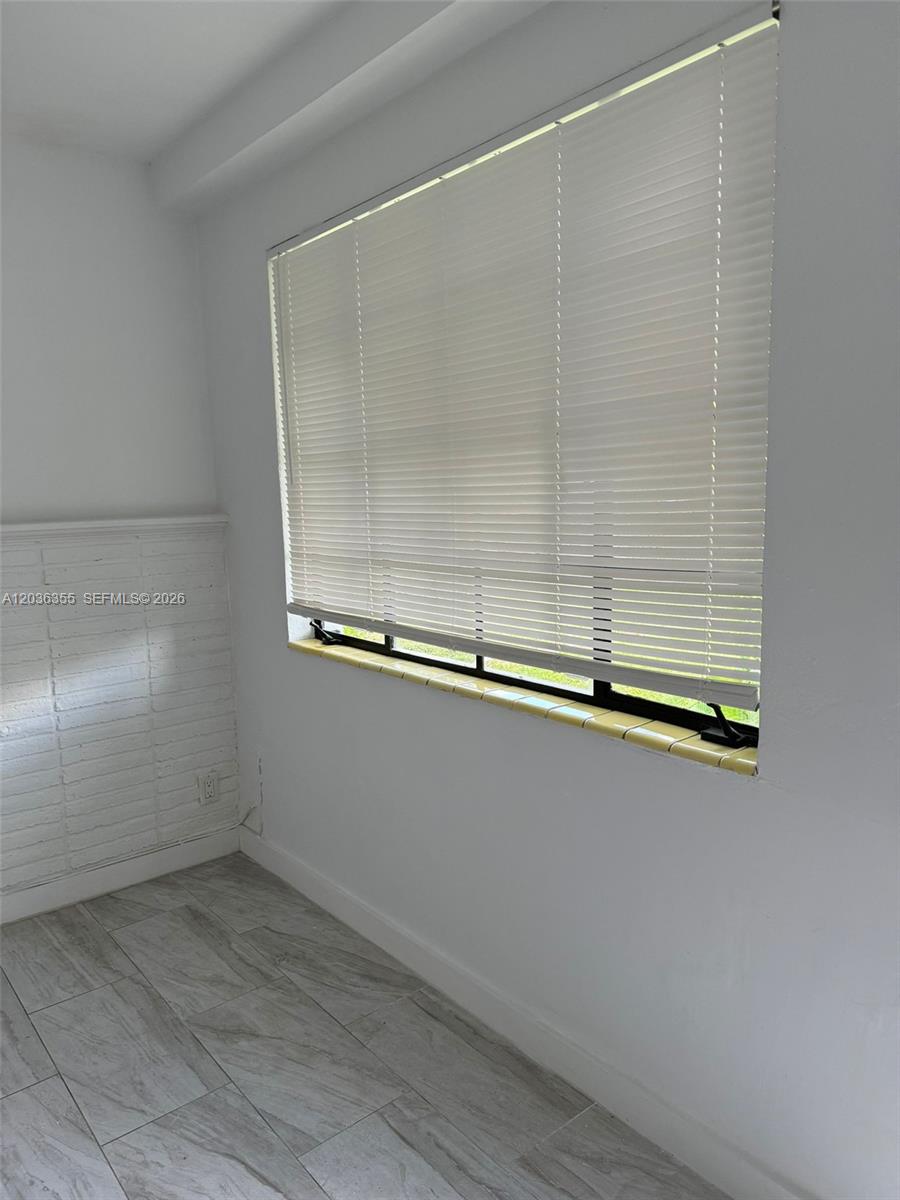 1324 N 58 Avenue Property Photo 2