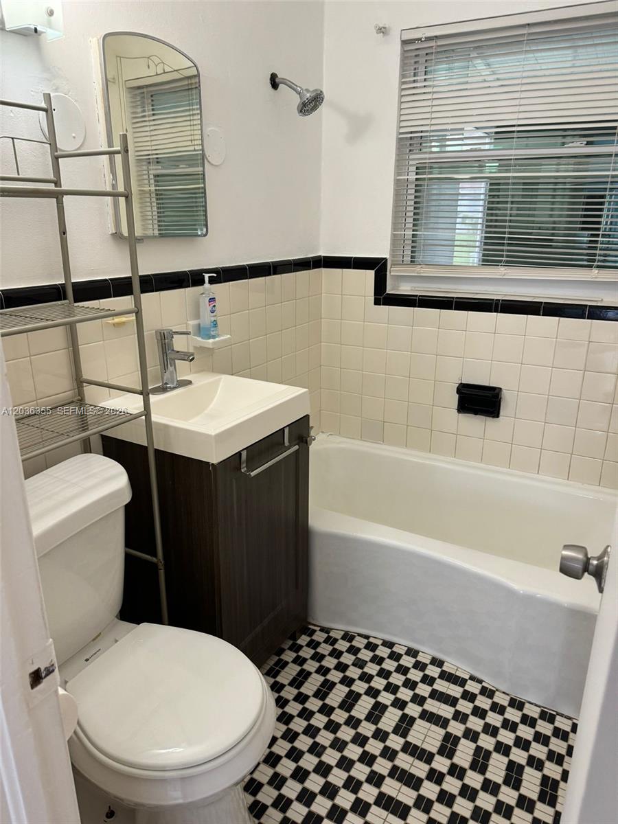 1324 N 58 Avenue Property Photo 3