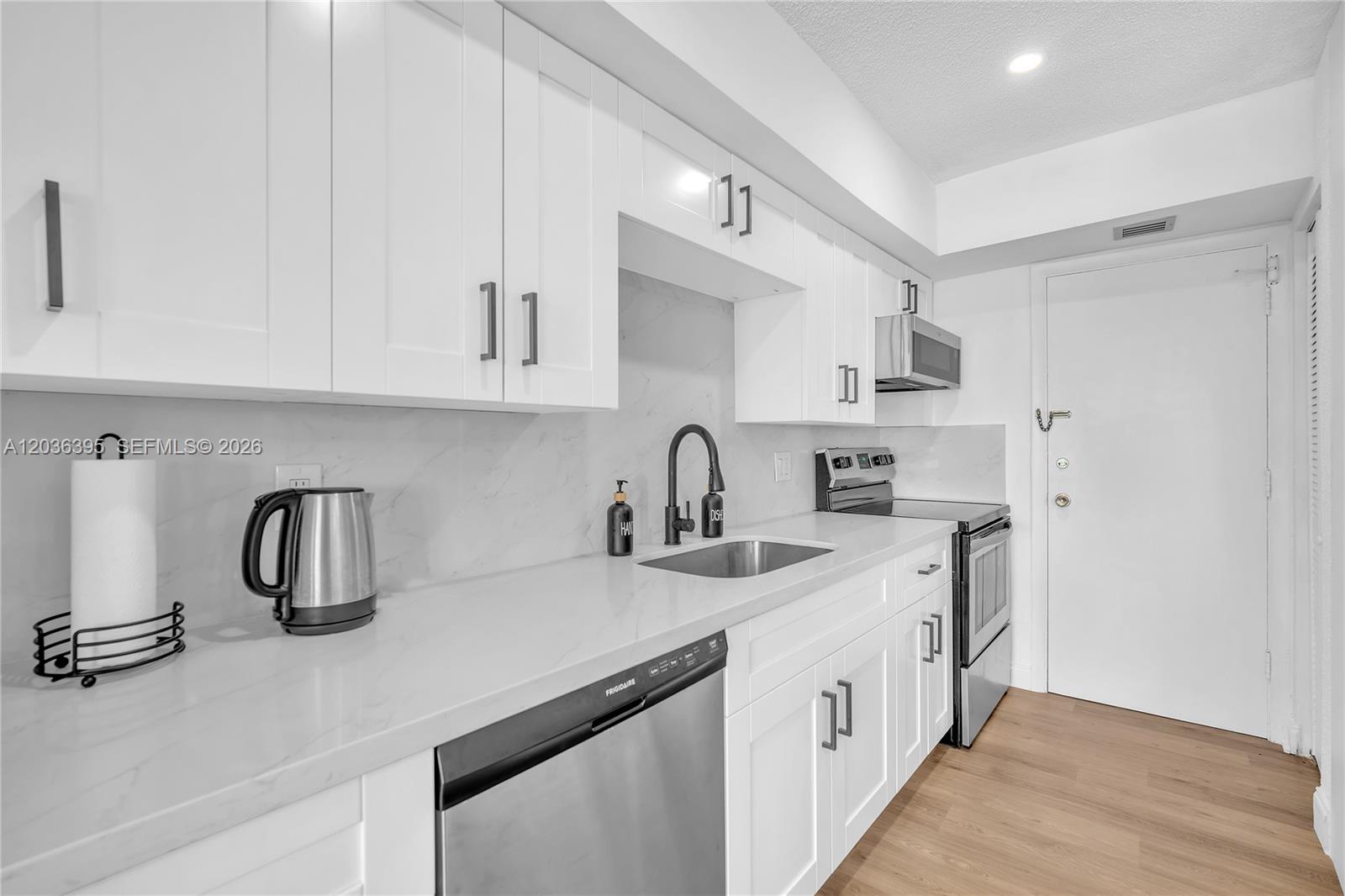 A12036395 Property Photo 18