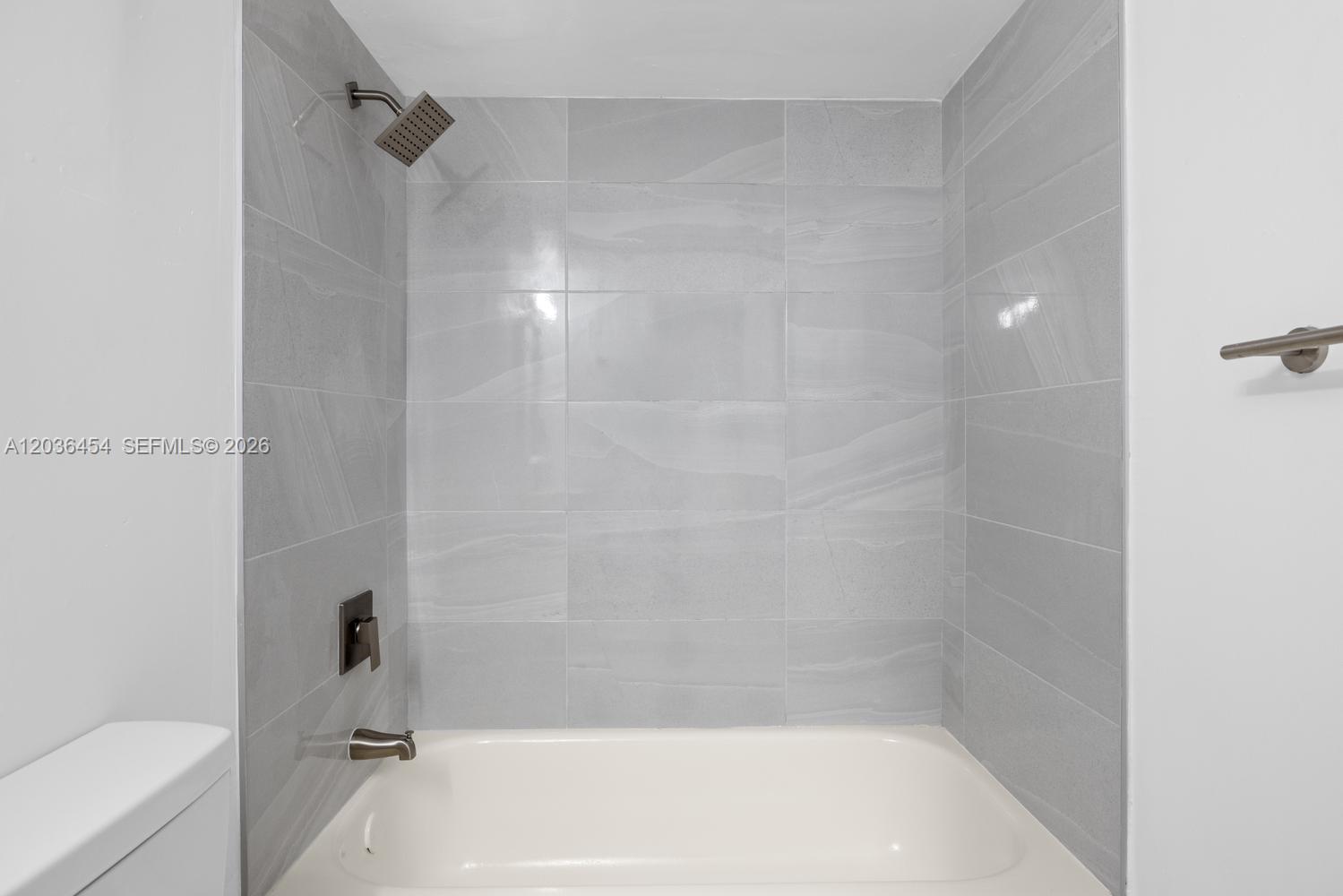 1055 N Franklin Avenue 1055g Property Photo 14