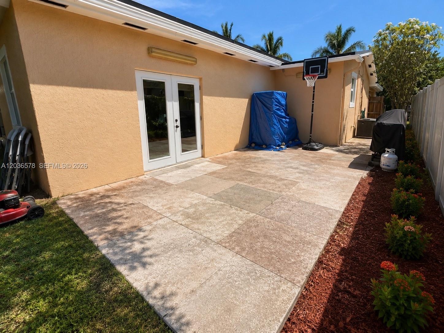 3327 Taft Street Property Photo 11