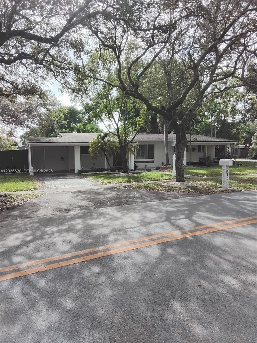 911 W Country Club Circle