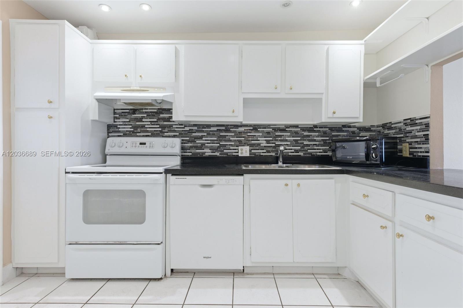 3200 N Palm Aire Drive 501 Property Photo 8