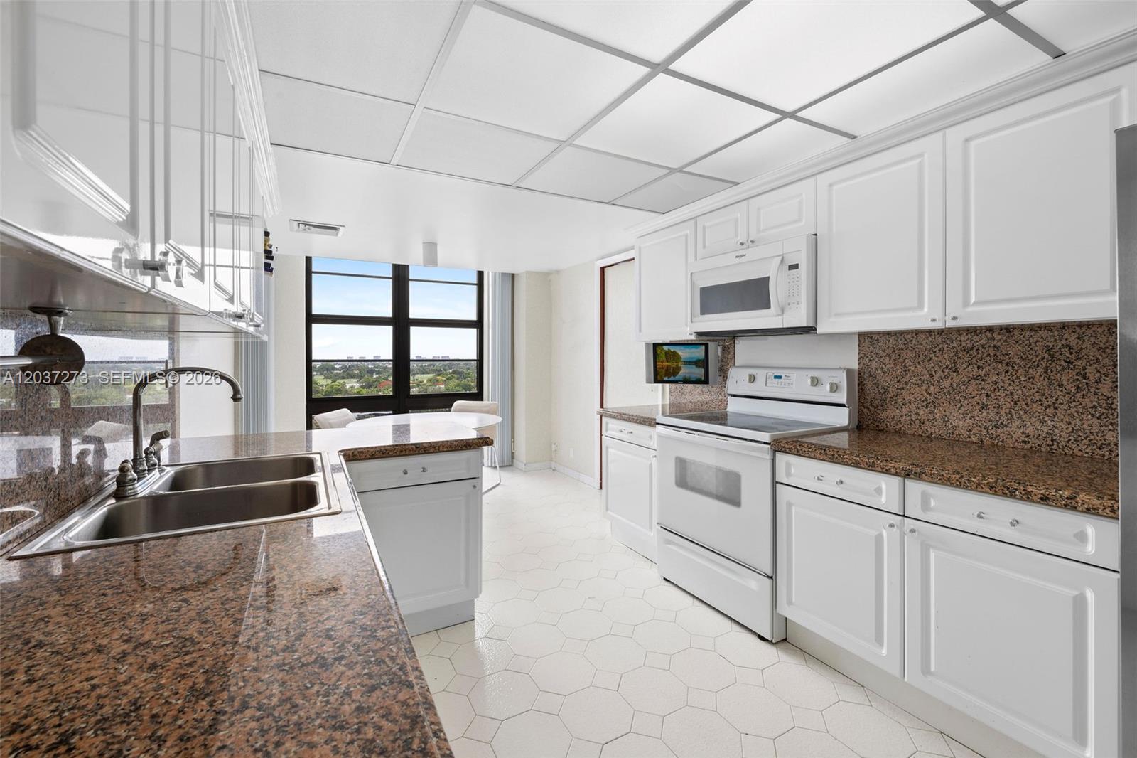 5500 Collins Avenue 1401 Property Photo 9