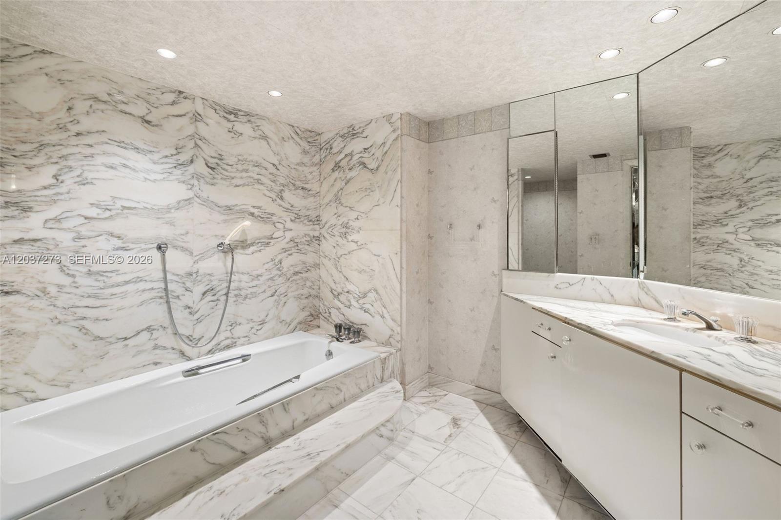 5500 Collins Avenue 1401 Property Photo 17