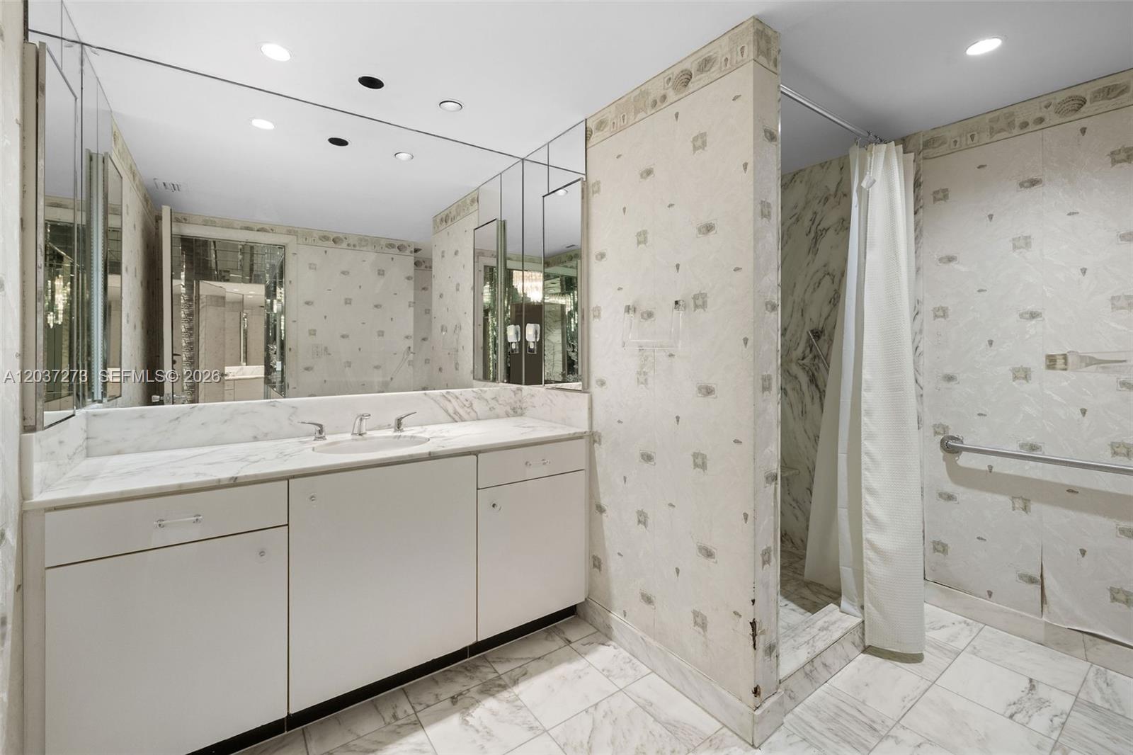 5500 Collins Avenue 1401 Property Photo 18
