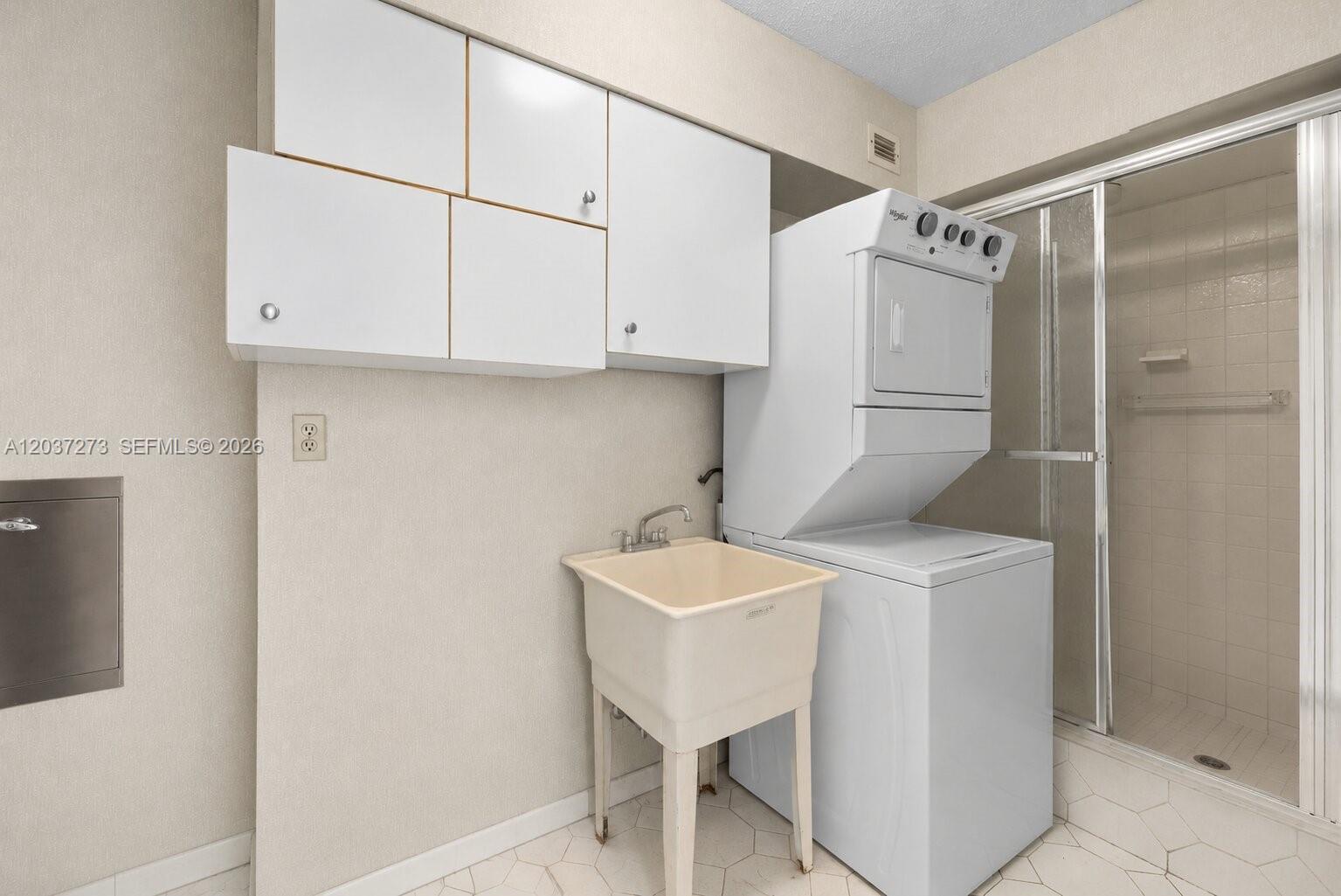5500 Collins Avenue 1401 Property Photo 25