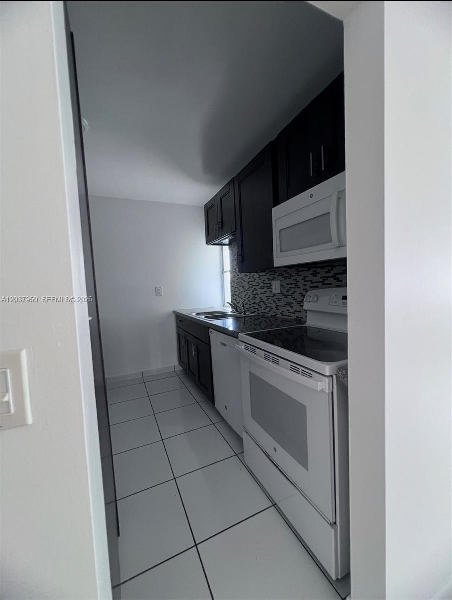 2430 Sw 81st Avenue 408 Property Photo 4