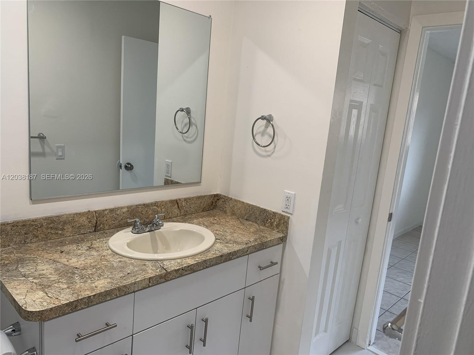 2319 W 60th Street D212 Property Photo 12