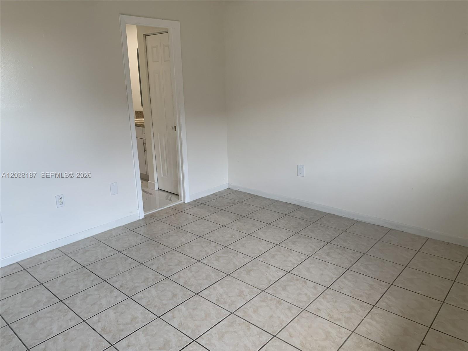 2319 W 60th Street D212 Property Photo 14