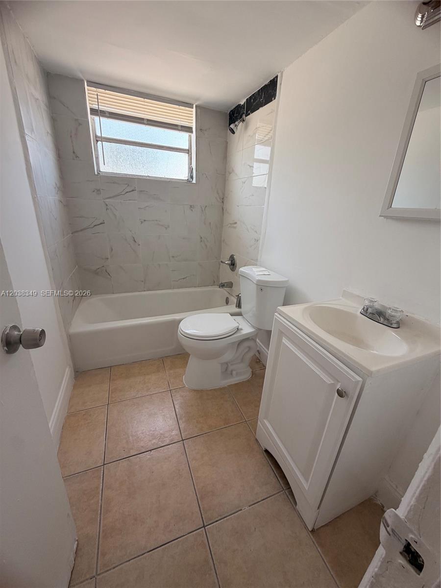 8450 Ne Miami Court 4 Property Photo 3