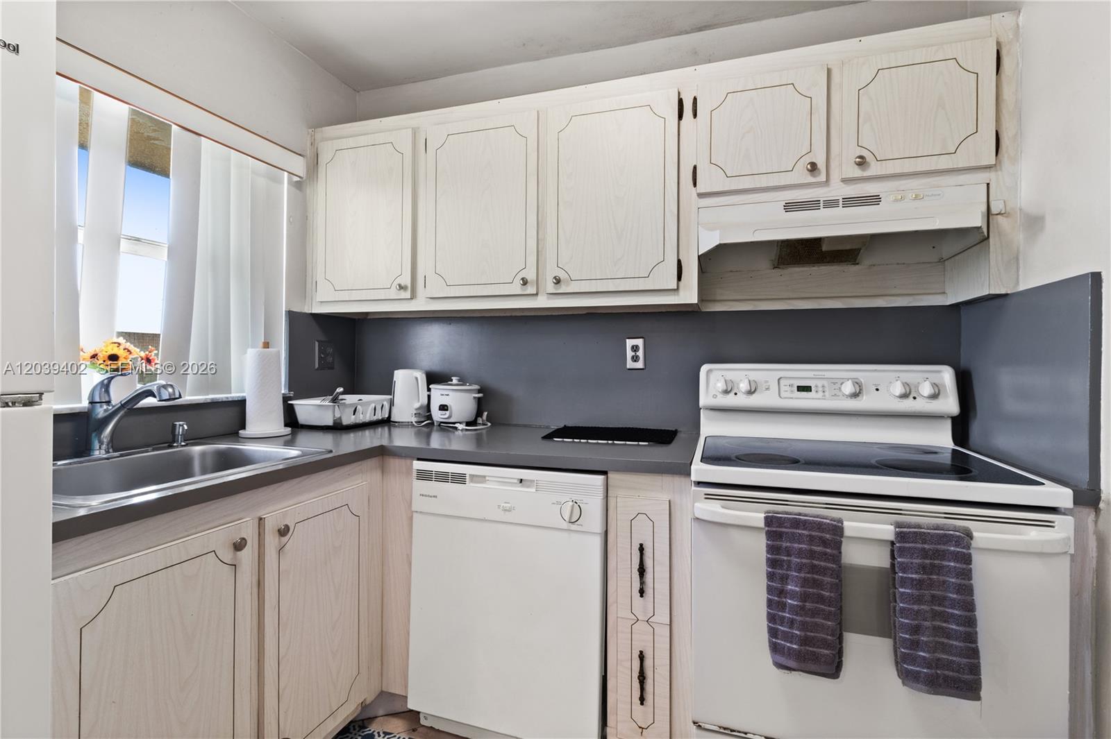 9281 Sunrise Lakes Boulevard 308 Property Photo 6