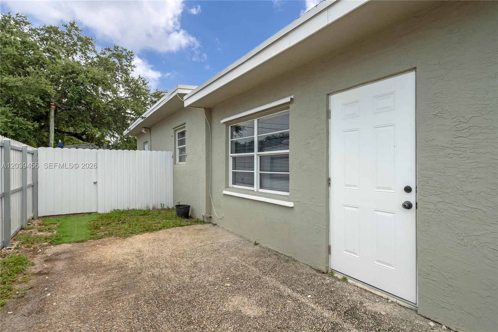 A12039456 Property Photo 23