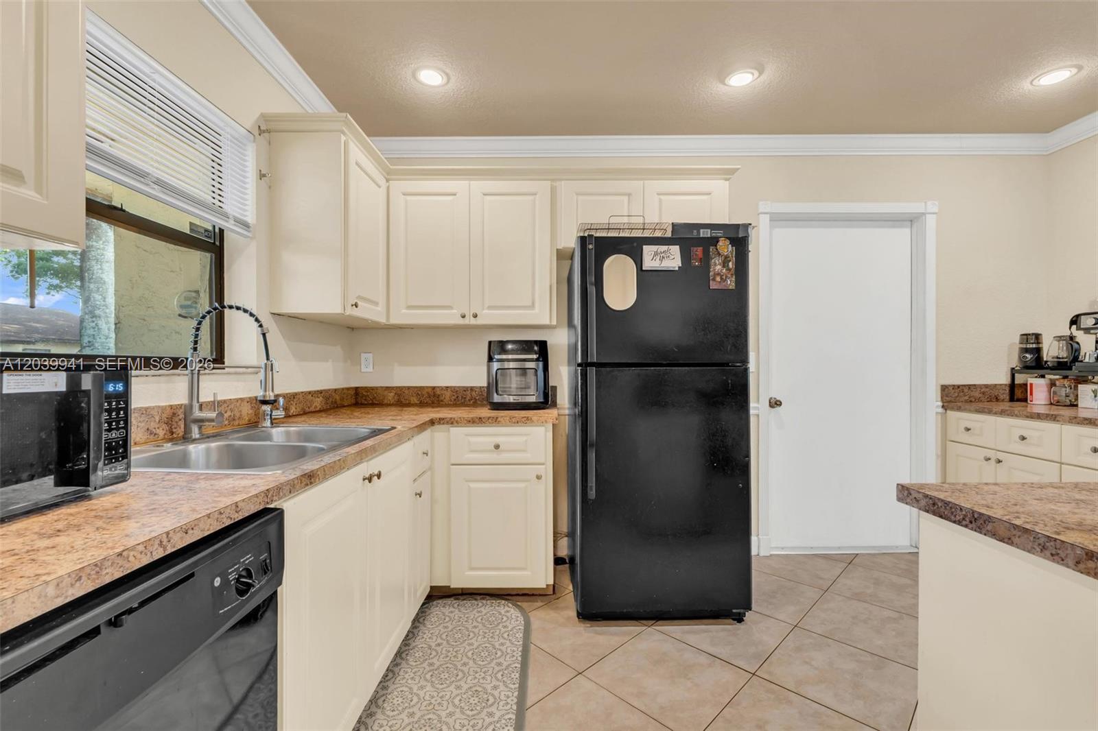 6633 N Parkway Drive 5-7 Property Photo 5